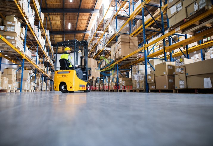 Sàn sơn epoxy có đáp ứng được môi trường xe nâng hoạt động liên tục?