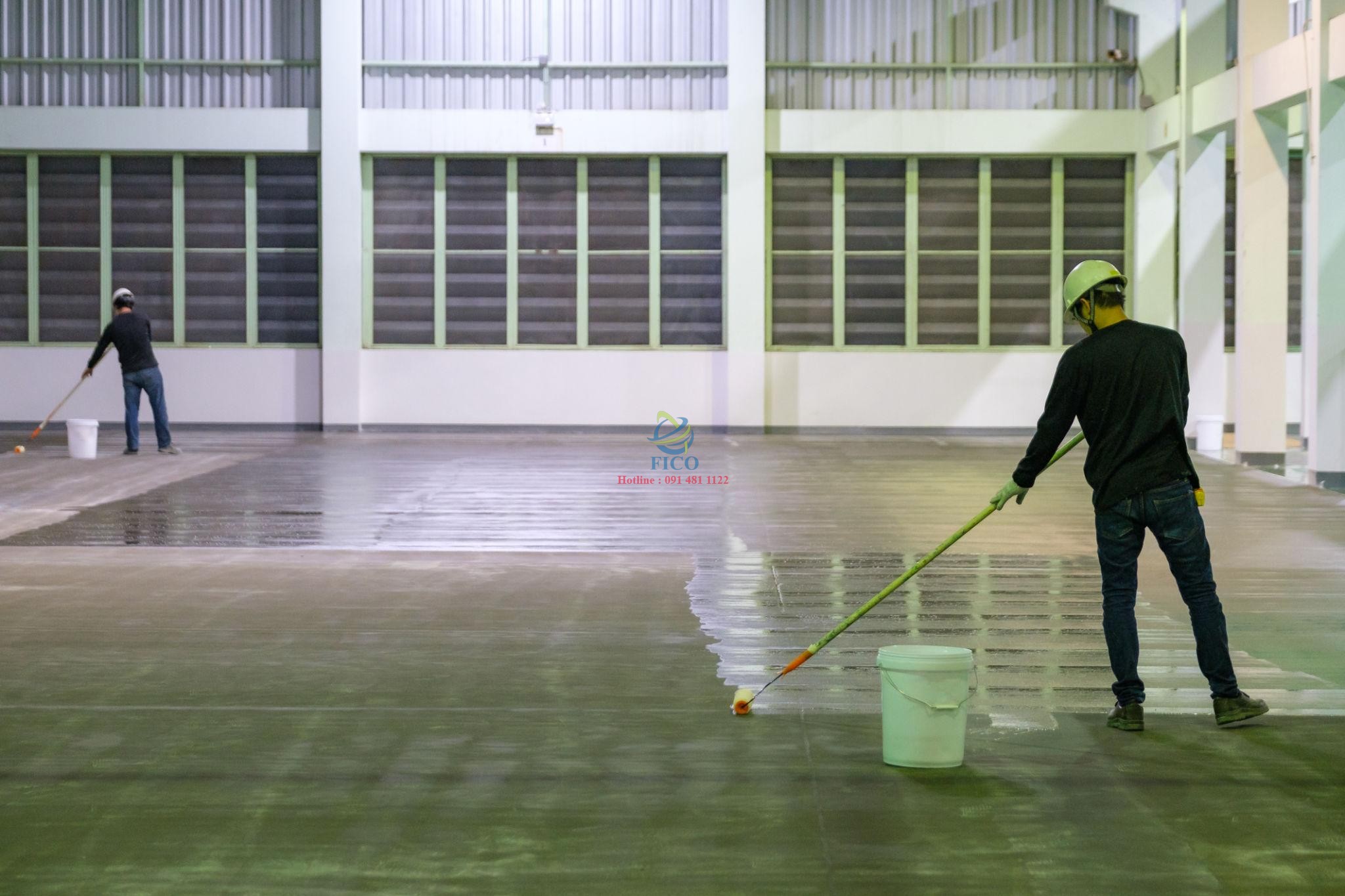 Sơn epoxy lên nền gạch cũ được không? Điều kiện và lưu ý khi thi công